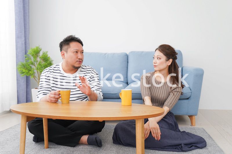 おうちデートをする若い男女