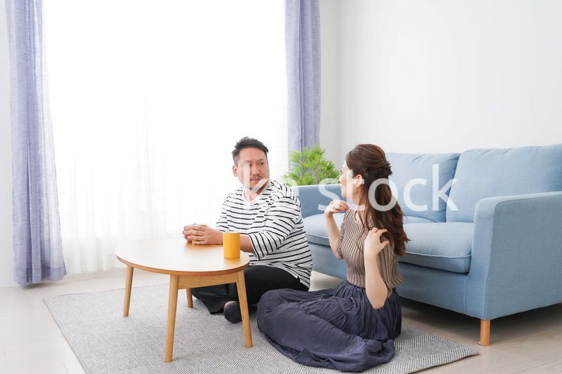 おうちデートをする若い男女