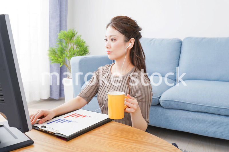 自宅でテレワークをする若い女性