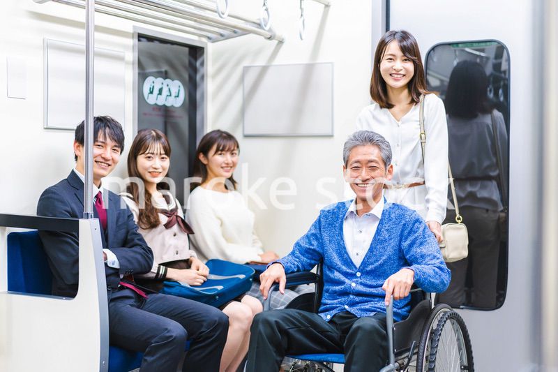 電車・地下鉄で移動する人々