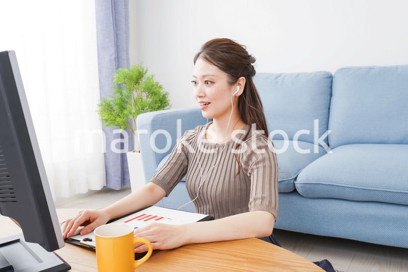 自宅でテレワークをする若い女性