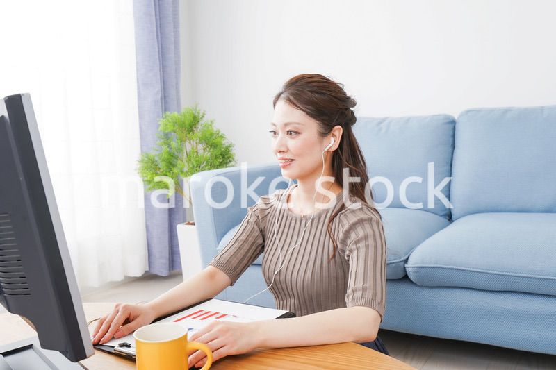 自宅でテレワークをする若い女性