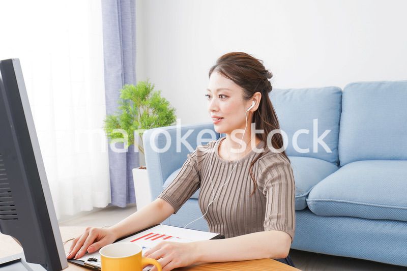 自宅でテレワークをする若い女性