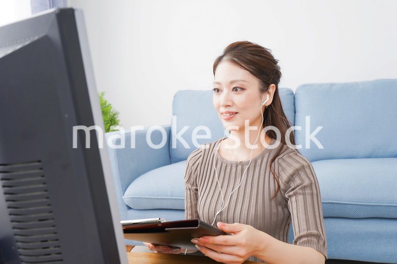 自宅でテレワークをする若い女性