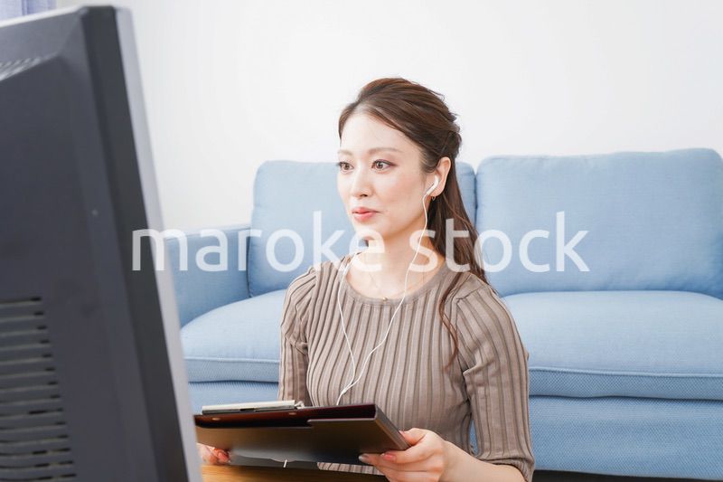 自宅でテレワークをする若い女性