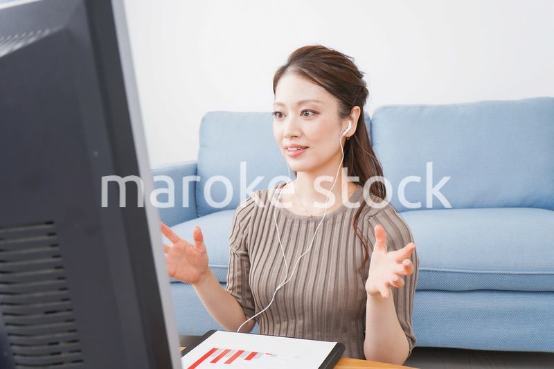 自宅でテレワークをする若い女性