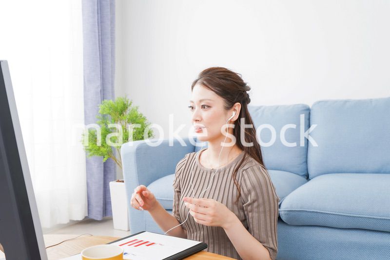 自宅でテレワークをする若い女性