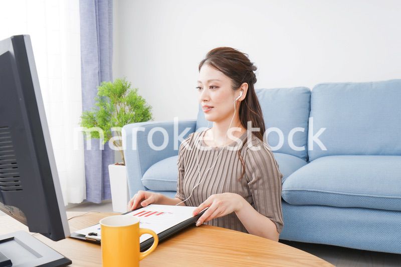 自宅でテレワークをする若い女性