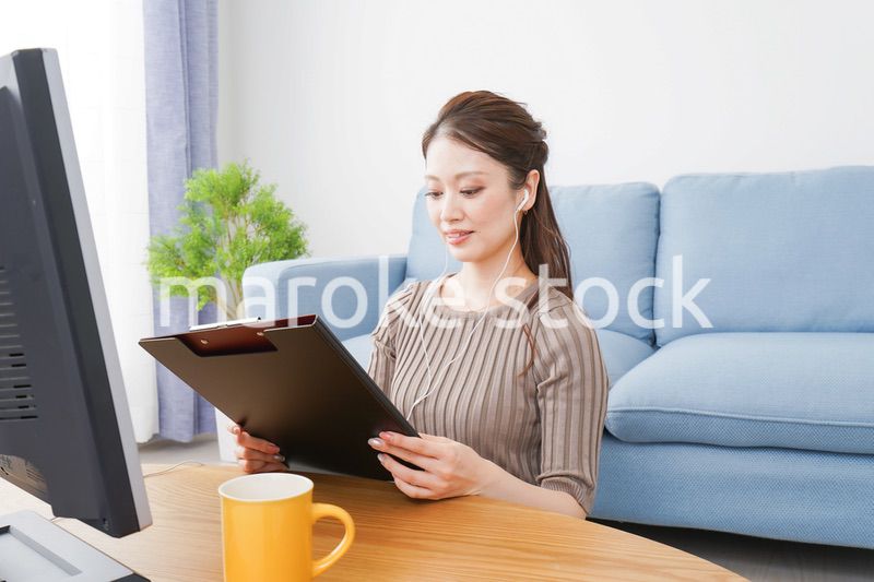 自宅でテレワークをする若い女性