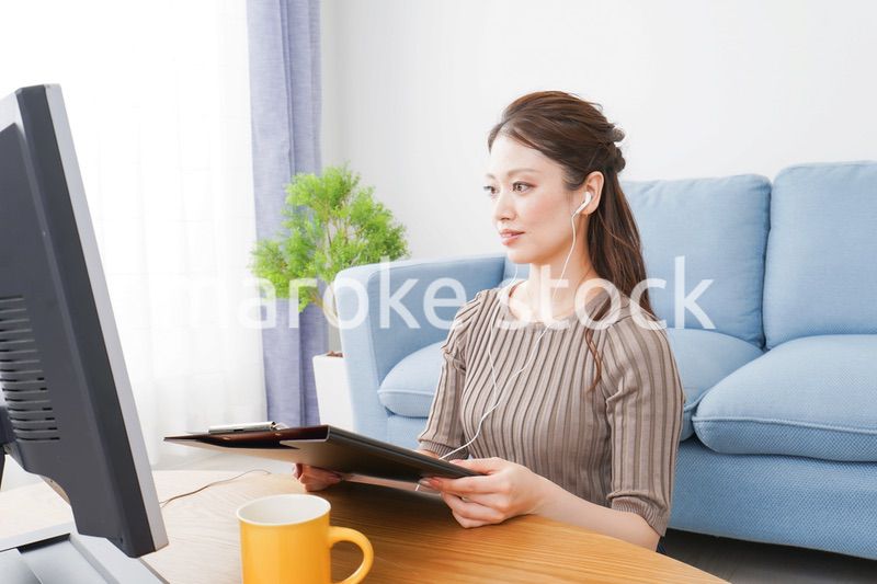自宅でテレワークをする若い女性