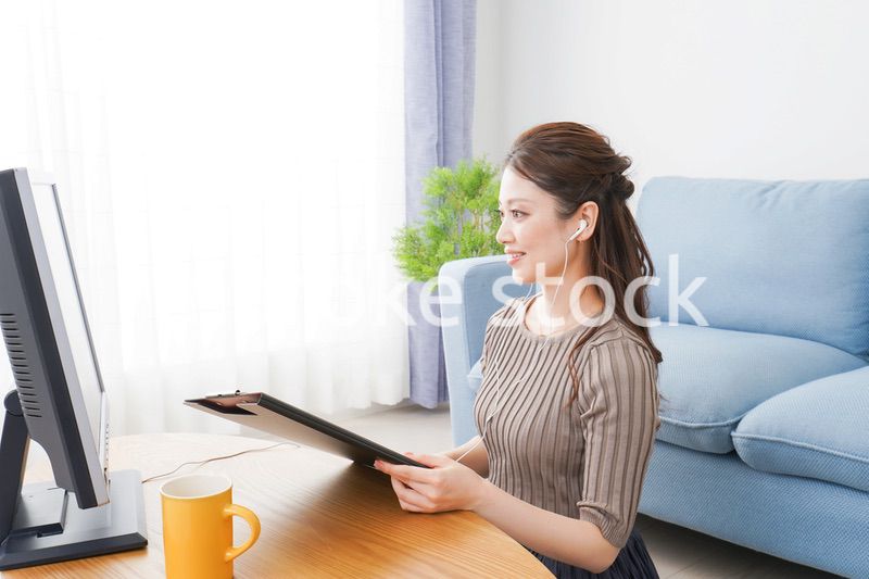 自宅でテレワークをする若い女性