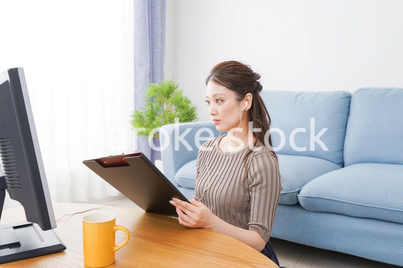 自宅でテレワークをする若い女性