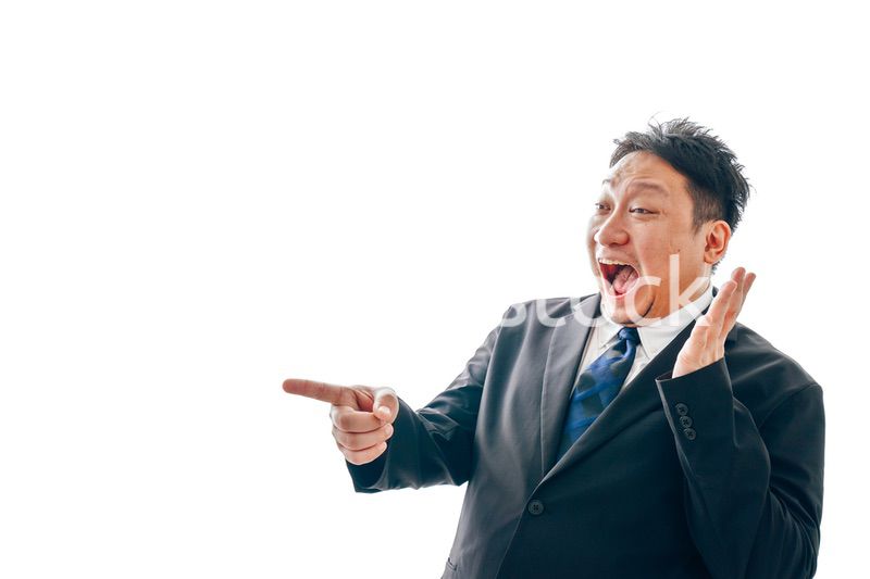 驚くスーツを着た中年男性