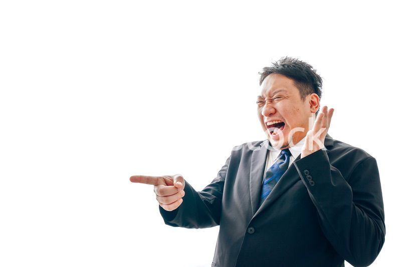 驚くスーツを着た中年男性