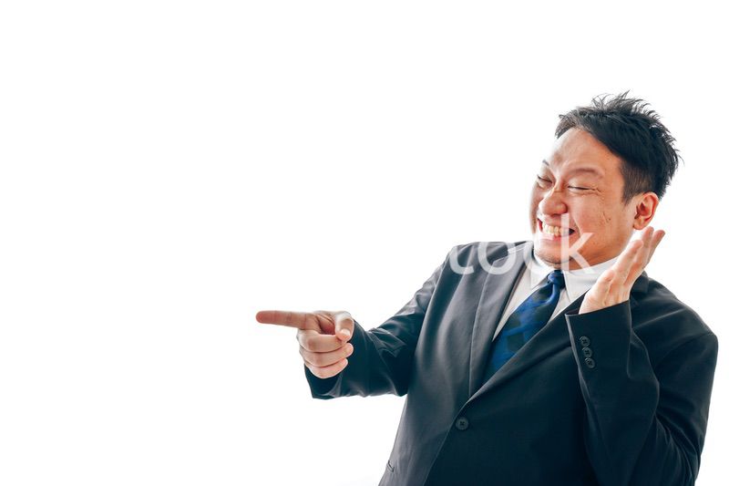 驚くスーツを着た中年男性