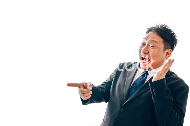 驚くスーツを着た中年男性