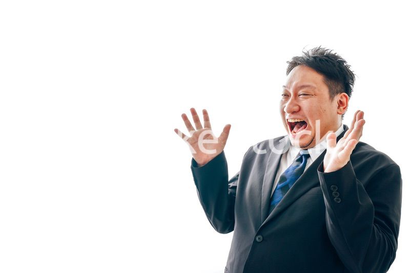 驚くスーツを着た中年男性