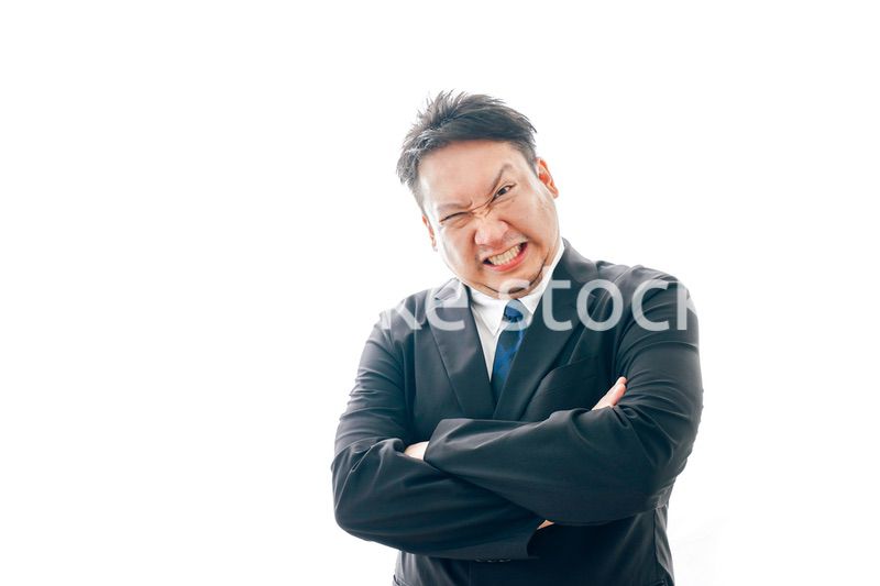 暴力を振るう中年男性