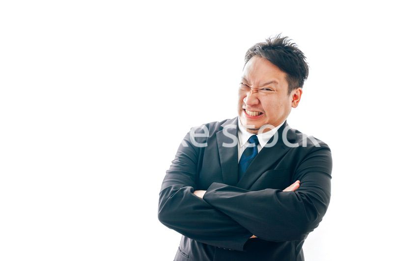 暴力を振るう中年男性