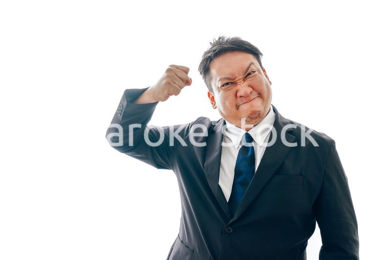 暴力を振るう中年男性