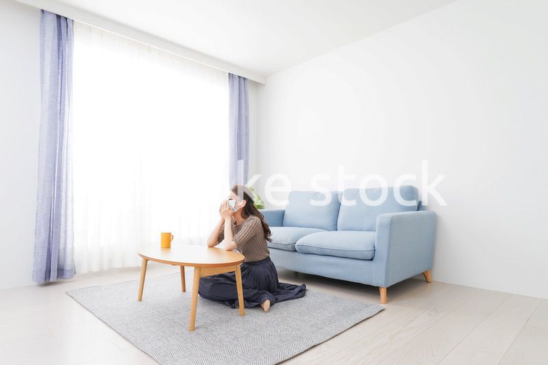 体調不良に苦しむマスクをつけた女性