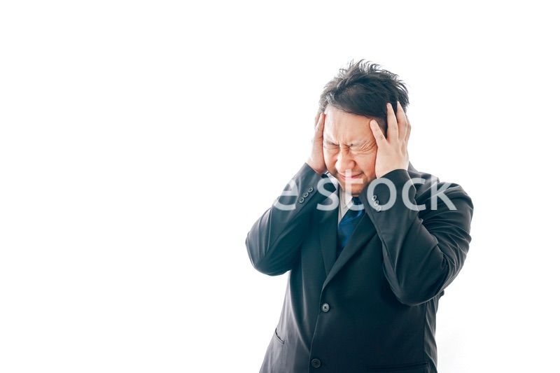 ひどく悲しむスーツを着た中年男性