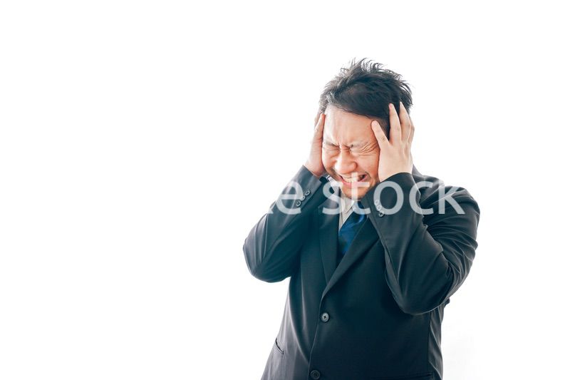 ひどく悲しむスーツを着た中年男性