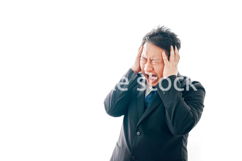 ひどく悲しむスーツを着た中年男性