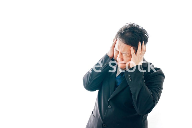 ひどく悲しむスーツを着た中年男性