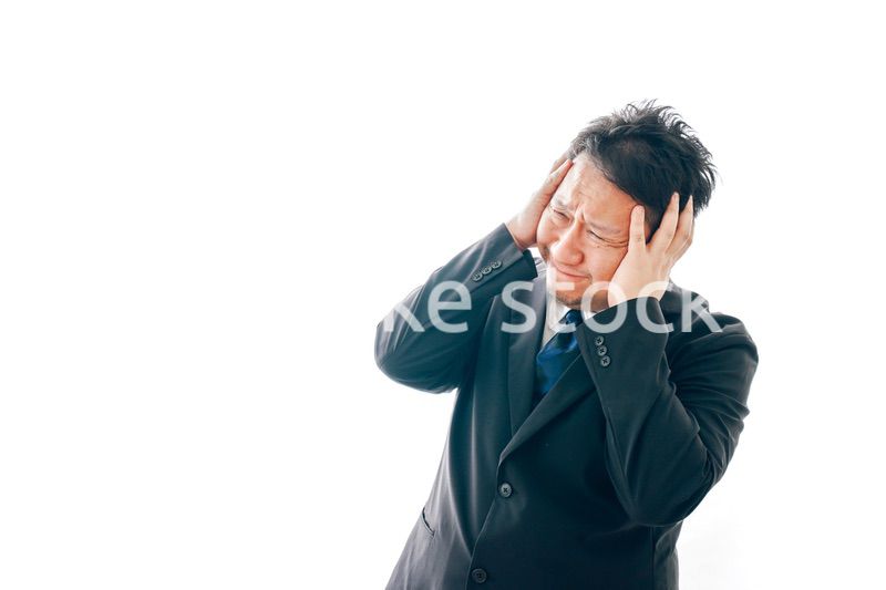 ひどく悲しむスーツを着た中年男性