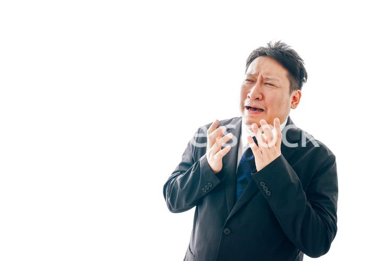 ひどく悲しむスーツを着た中年男性