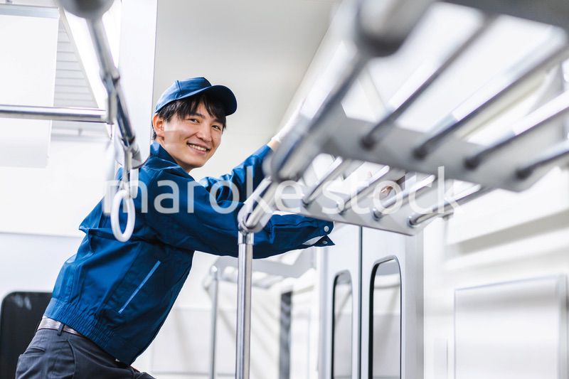 電車の清掃をするスタッフ