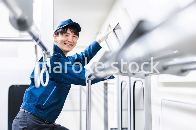 電車の清掃をするスタッフ
