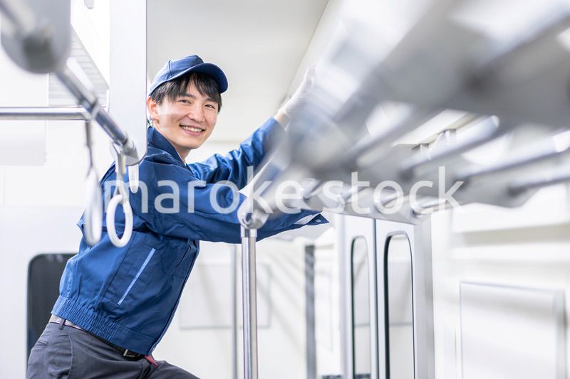 電車の清掃をするスタッフ