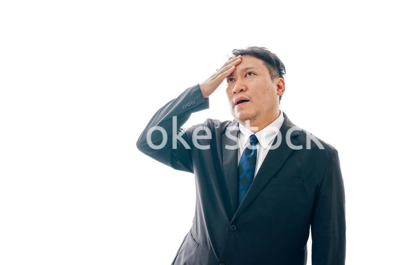 熱を出すスーツを着た中年男性