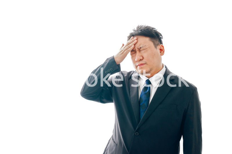 熱を出すスーツを着た中年男性