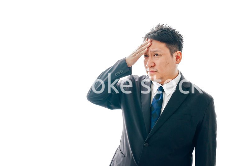 熱を出すスーツを着た中年男性