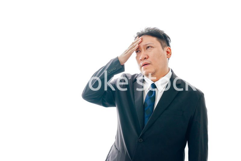 熱を出すスーツを着た中年男性