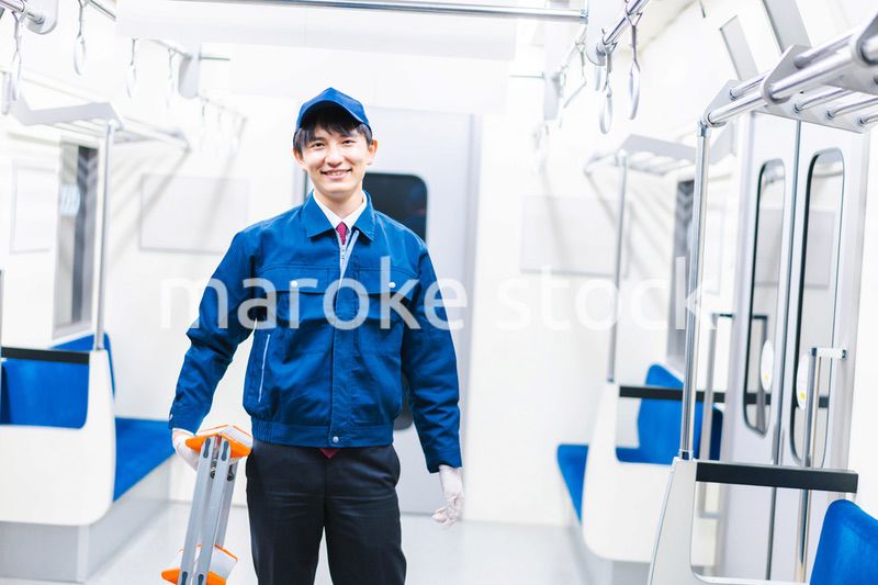 電車の整備をする男性技術スタッフ