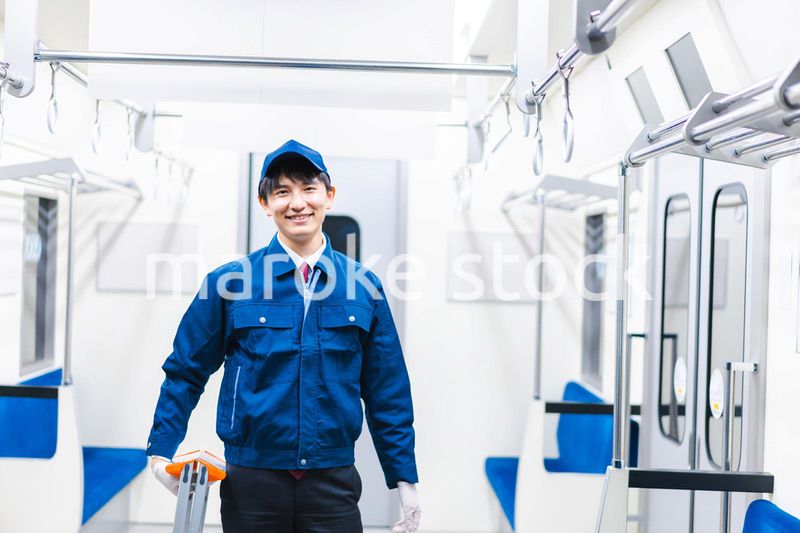 電車の整備をする男性技術スタッフ