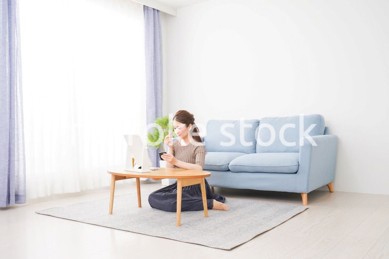 一人暮らしの部屋で化粧をする女性