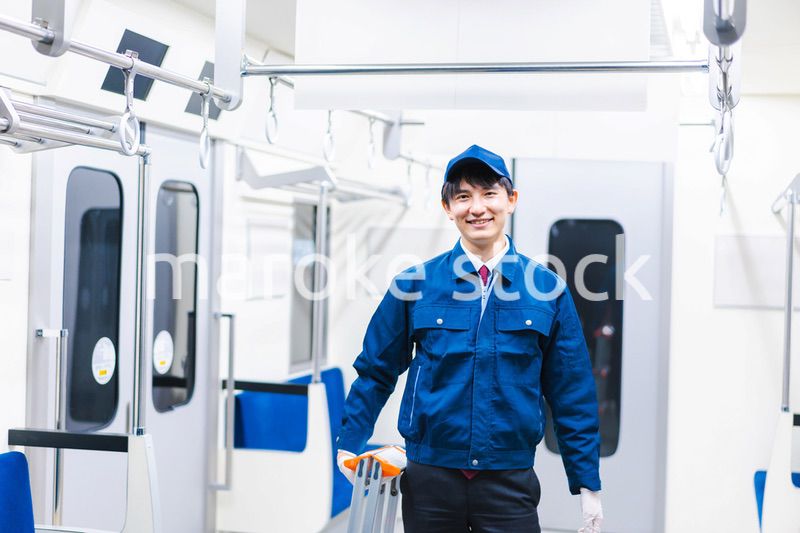 電車の整備をする男性技術スタッフ