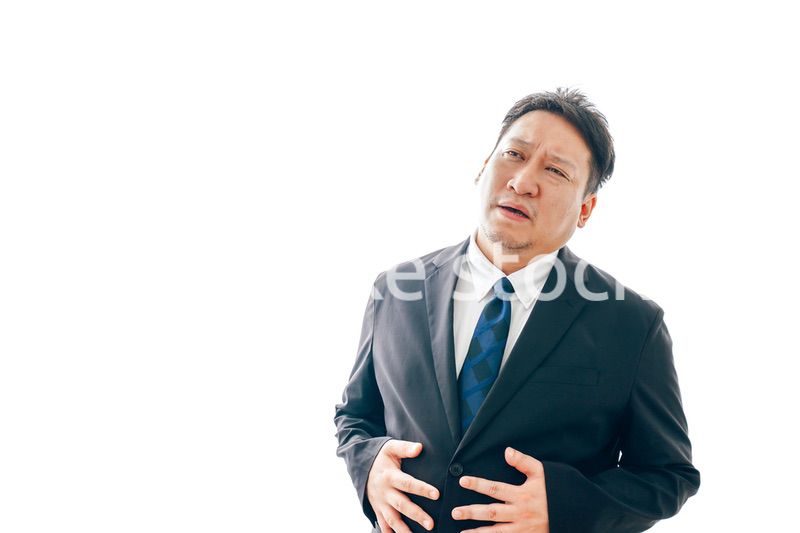 腹痛に苦しむスーツを着た中年男性