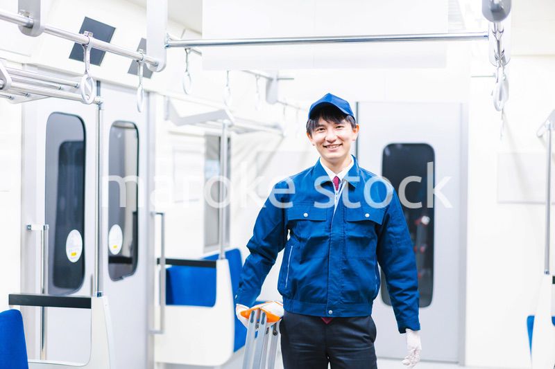 電車の整備をする男性技術スタッフ