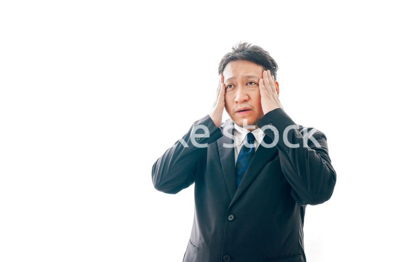 頭痛に苦しむスーツを着た中年男性