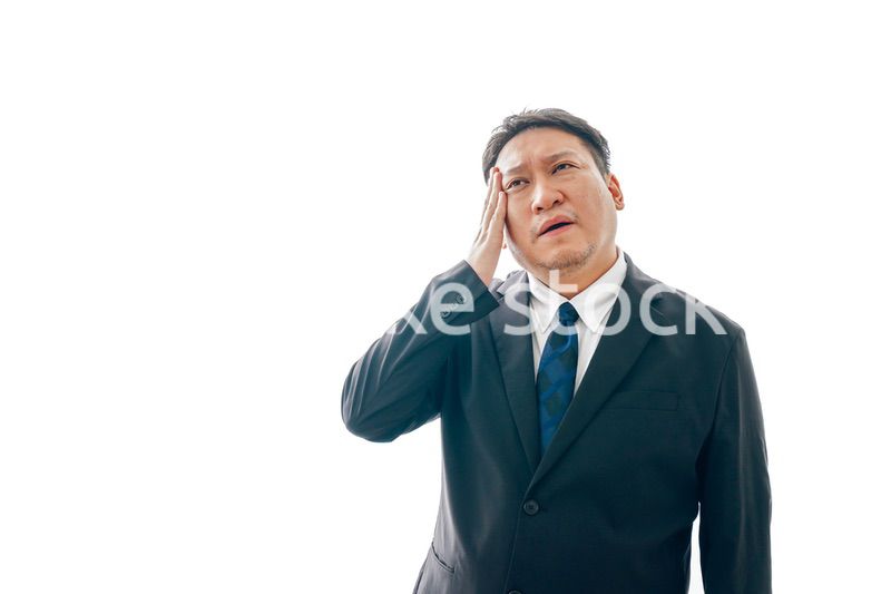 頭痛に苦しむスーツを着た中年男性