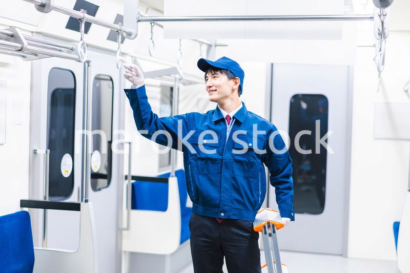 電車の整備をする男性技術スタッフ