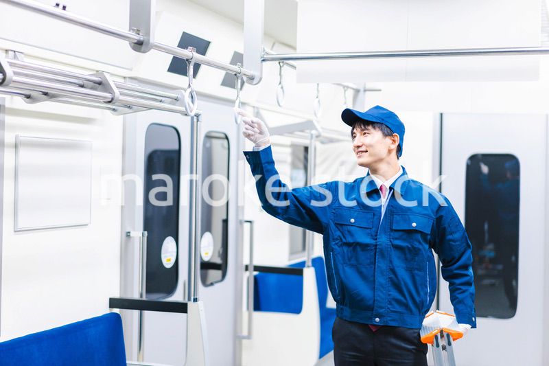 電車の整備をする男性技術スタッフ