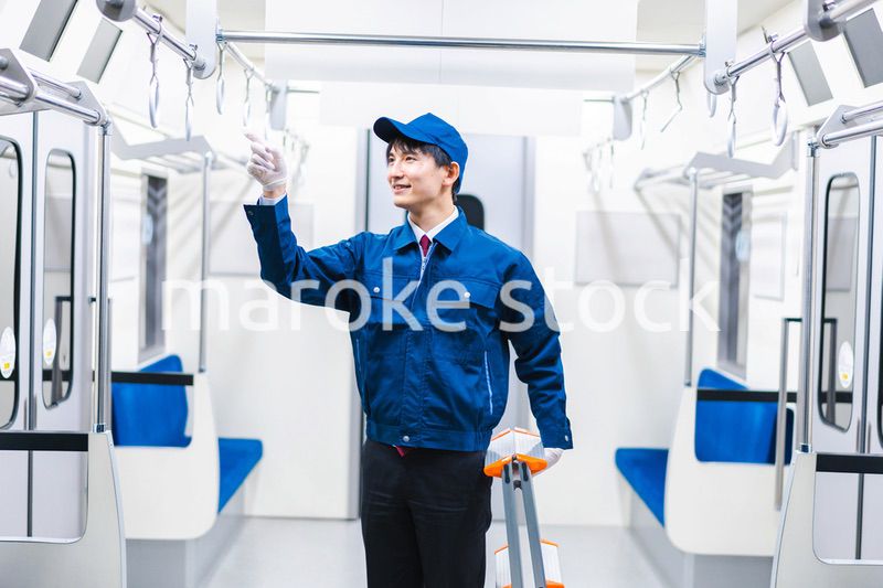 電車の整備をする男性技術スタッフ
