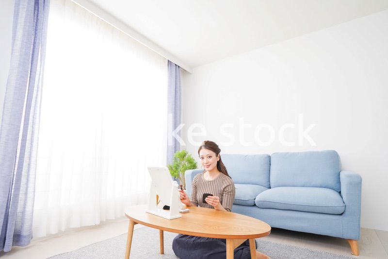 一人暮らしの部屋で化粧をする女性
